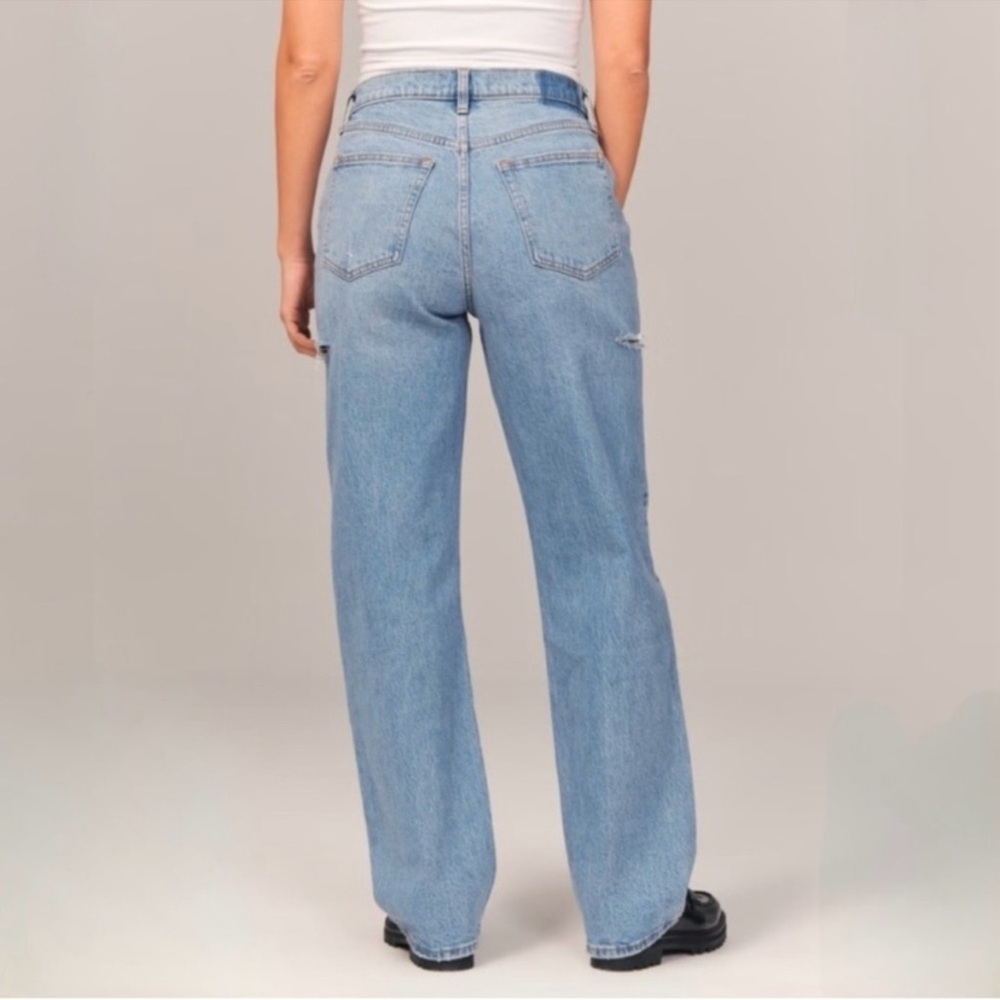 Sold Abercrombie and Fitch Curve Love The 90s Relaxed High Rise Jeans - Picture 3 of 12